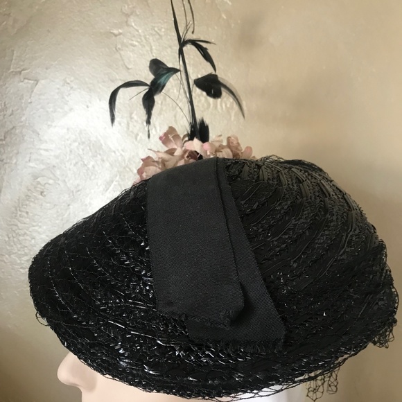 STUNNING 1940\'s BLACK STRAW BERET WITH TALL FEATHERS & FABRIC FLOWERS main image 7